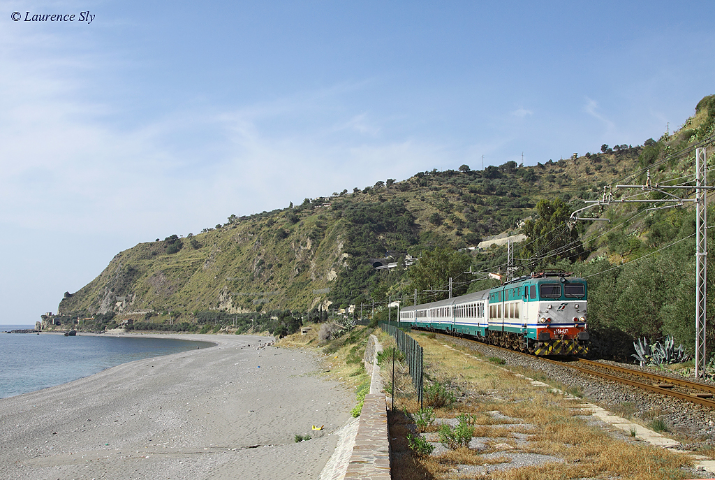 E.656 427 skirts the coast at Ali Terme whilst working IC722, 0733 Siracusa-Messina Centrale, 10 September 2013.