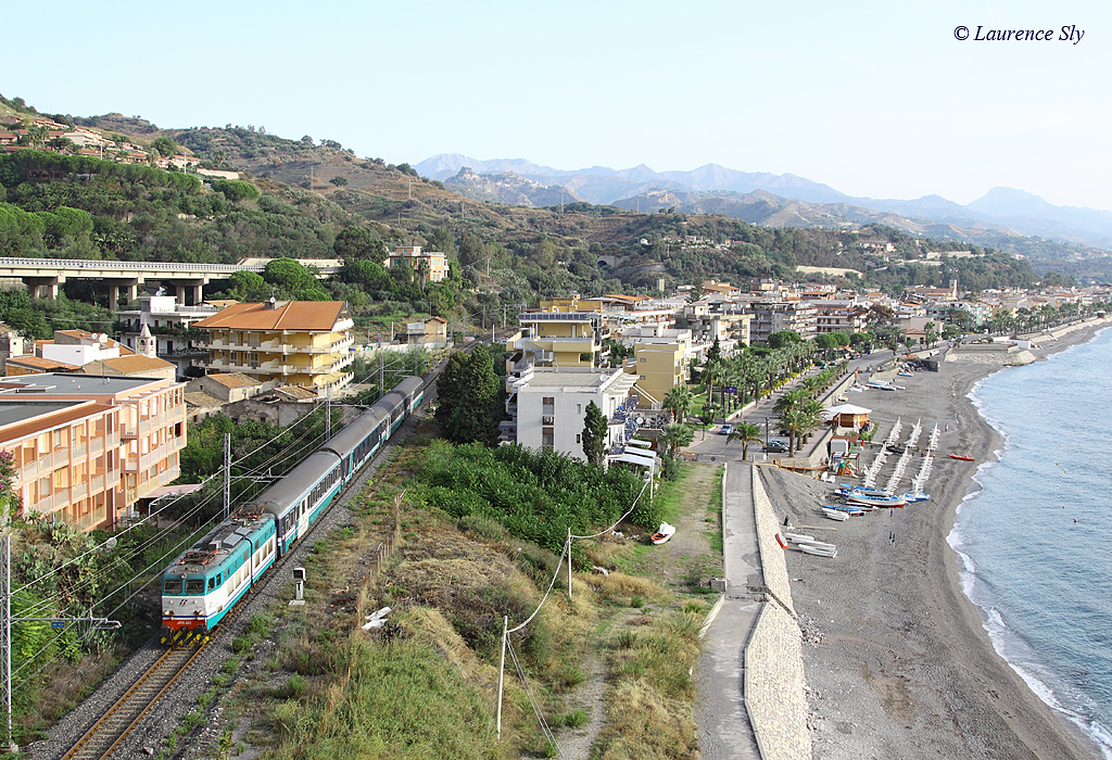 E.656 492 passes Sant` Alessio Siculo whilst working IC35089, 2230 Roma Termini-Siracusa, 10 Sept 2013.