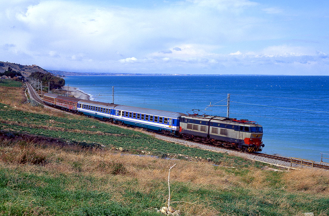 E656 497, Roseto Capo Spulico, IC692, 24.03.2002.