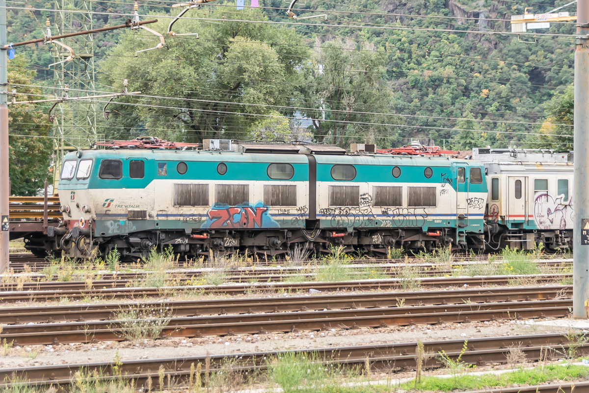 E656 551 steht am 17.10.2015 im Bahnhof von Bozen abgestellt und ist schon reichlich beschmiert.