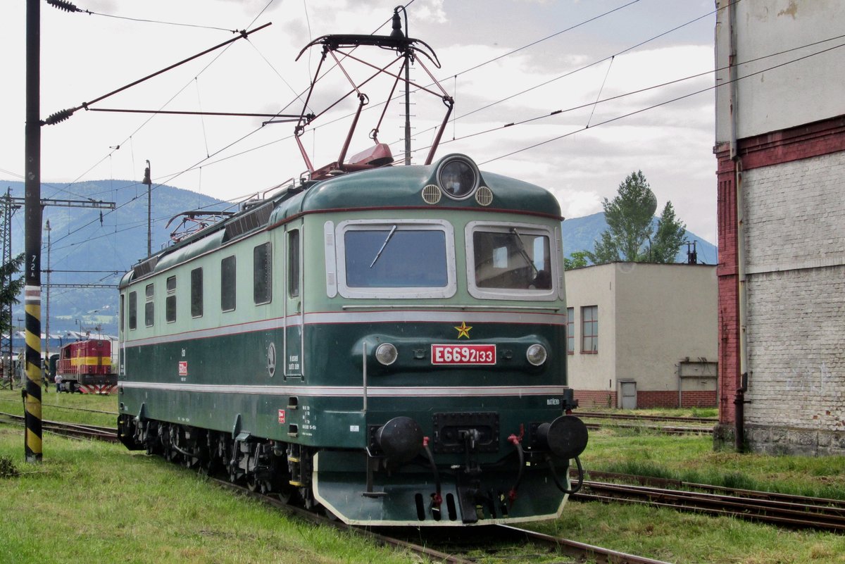E669 2133 steht am 30 Mai 2015 in Vrutky Nakladi Stanica.