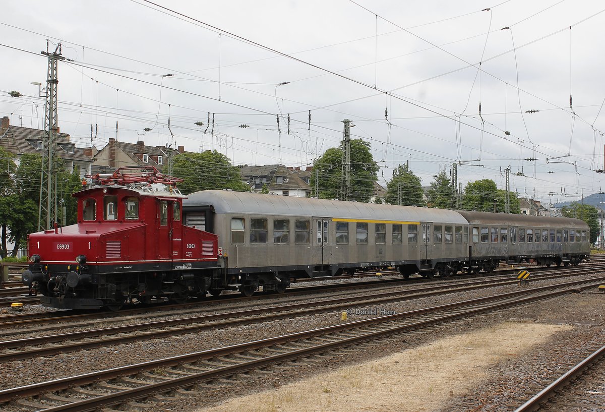 E69 03 Deutsche Bundesbahn mit zwei Silberlingen in Koblenz Hbf, Juni 2016.