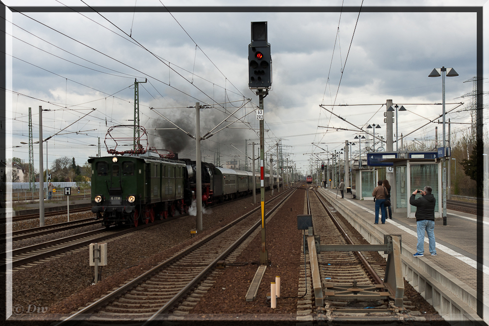 E77 und 01 1066 sind auf dem weg nach Pirna hier in Heidenau am 18.04.15