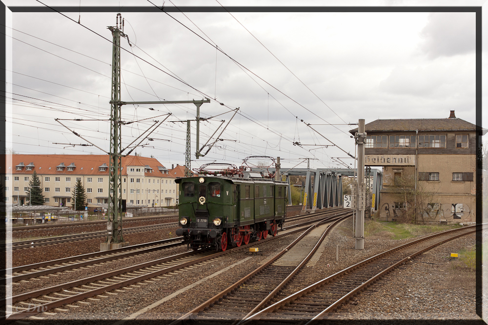 E77.10 fährt von Pirna nach Dresden hier am Bahnhof Heidenau.Anlass:/. Dresdener Dampfloktreffen Foto enstand am 18.04.15