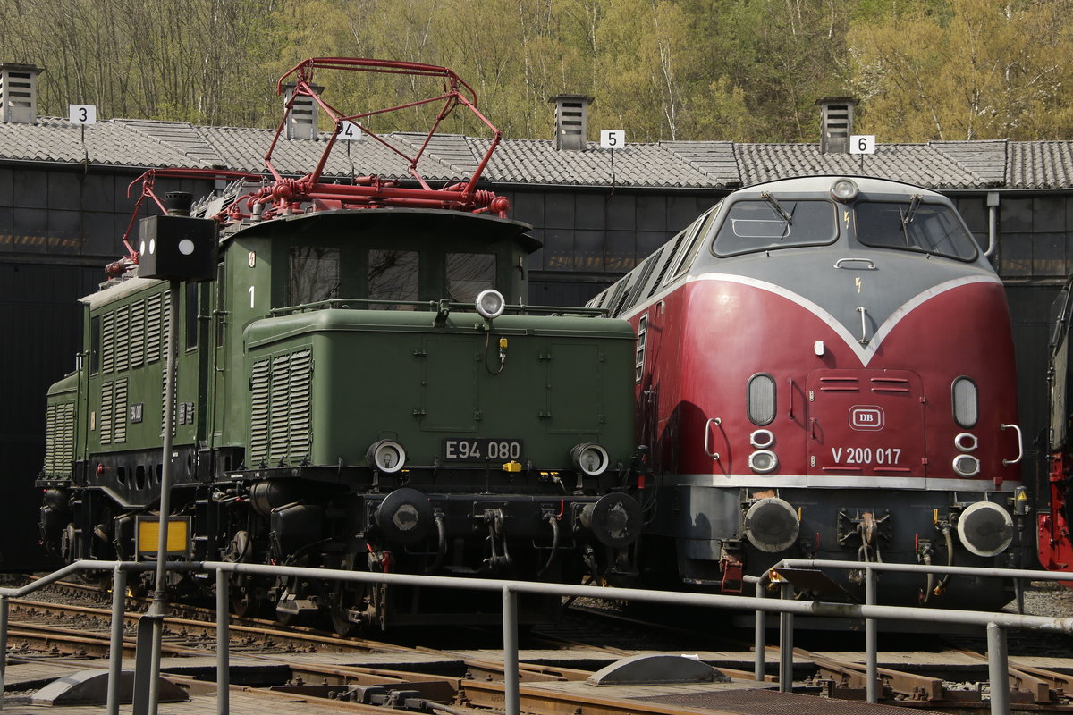 E94 080 und V200 017 DB im Eisenbahnmuseum Bochum Dahlhausen, April 2018.