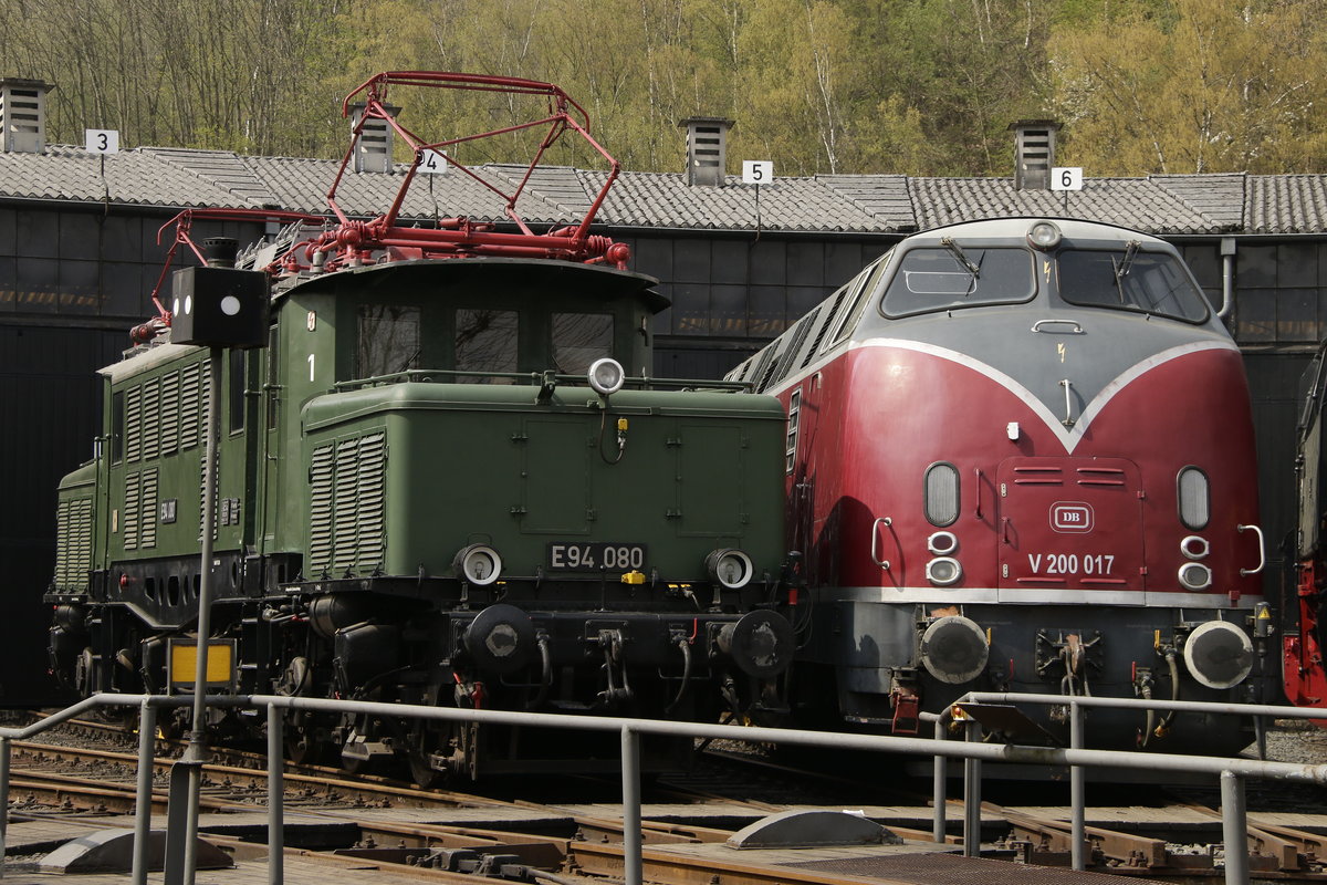 E94 080 und V200 017 im Eisenbahnmuseum Bochum Dahlhausen, am 14.04.2018.