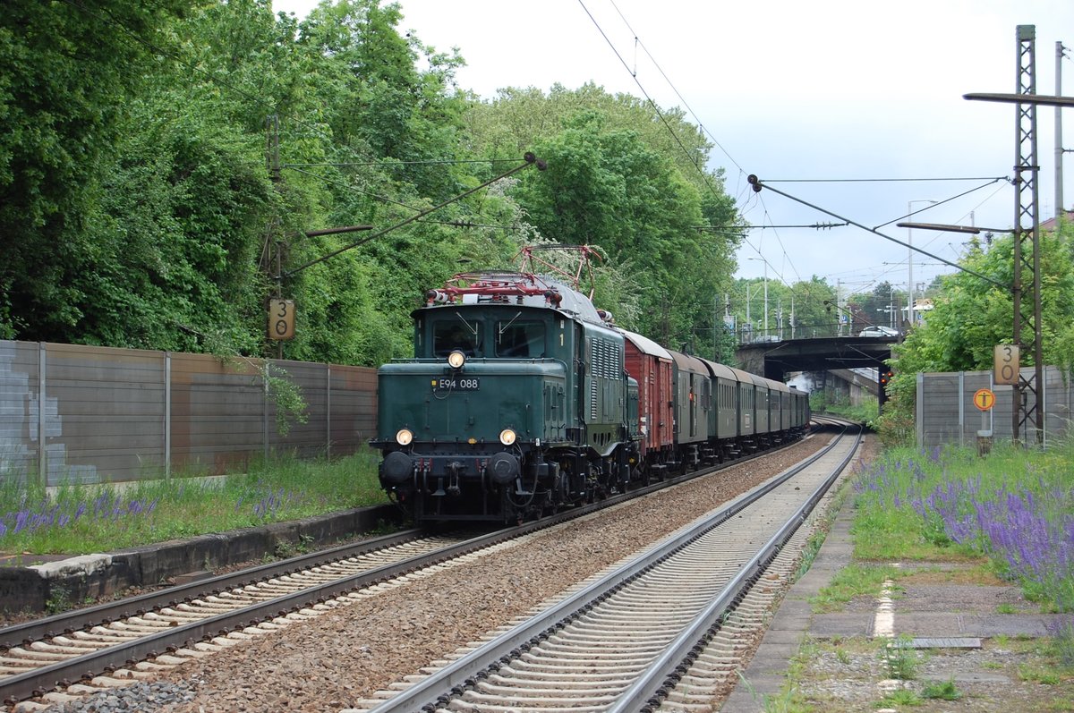 E94 088 am 16. Mai 2016 rund um Stuttgart am Haltepunkt Ebitzweg.