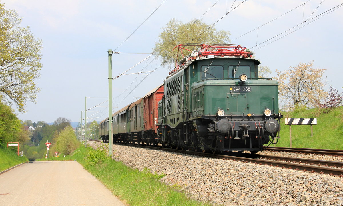 E94 088 damals noch der GES gehörend bei Pendelfahrten anlässlich der Landesgartenschau zwischen Heilbronn und Öhringen. Das Foto entstand am 01.05.2016 zwischen Bretzfeld und Scheppach. 