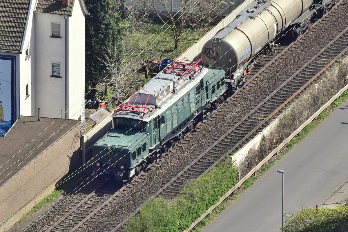 E94 088 mal von oben. Hier durchfährt sie mit einem Kesselwagenzug Brohl inn Richtung Köln Eifeltor.

Brohl 11.04.2022