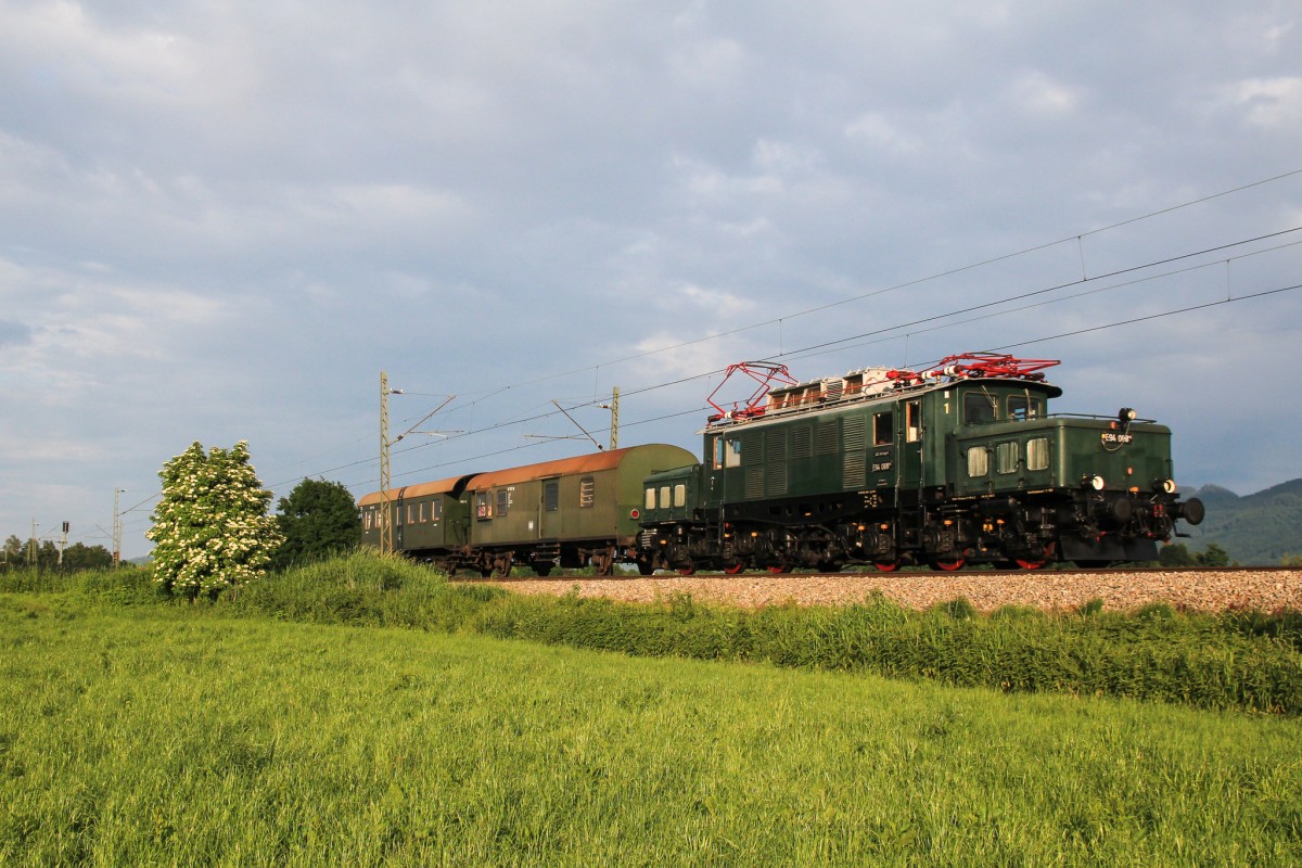 E94 088 mit 2 Donnerbüchsen am 31. Mai 2014 bei Übersee Richtung München.