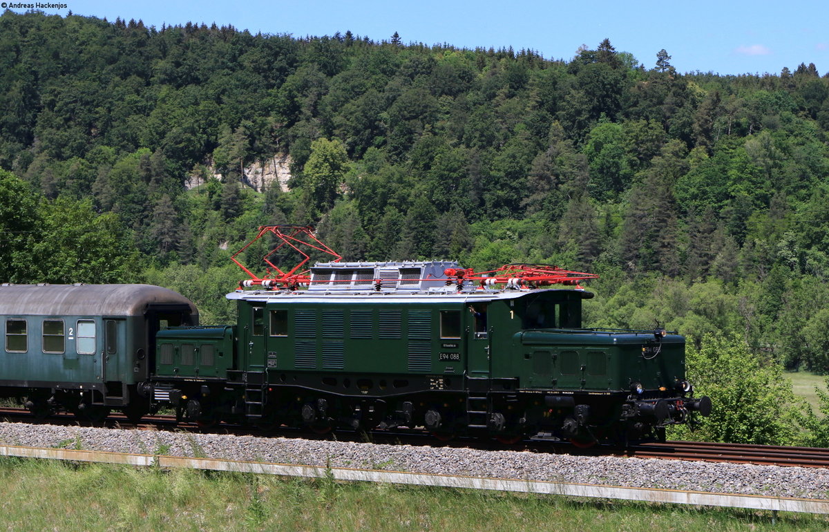 E94 088 mit dem DbZ 79880 (Seebrugg-Stuttgart Hbf) bei Immendingen 1.6.20