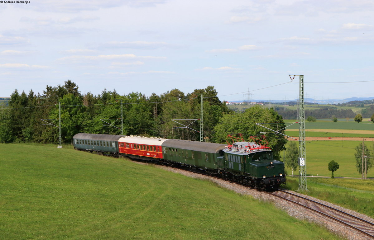 E94 088 mit dem DLr 61950 (Frankfurt(Main)HbfSeebrugg) bei Bachheim 31