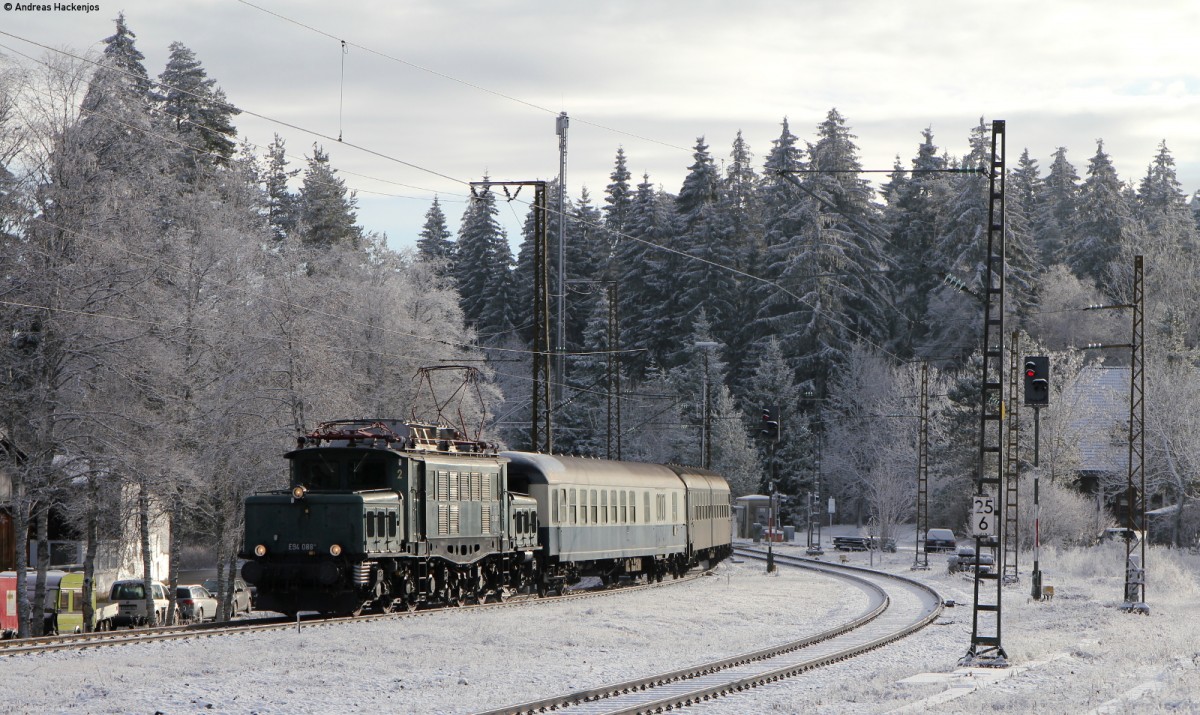 E94 088 mit dem DPF 81096 (Seebrugg - Stuttgart Hbf) in Hinterzarten 8.12.14