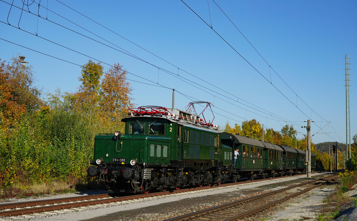 E94 088 mit dem Pendelzug von Regensburg nach Saal/Donau. 14.10.2018 Bad Abbach.