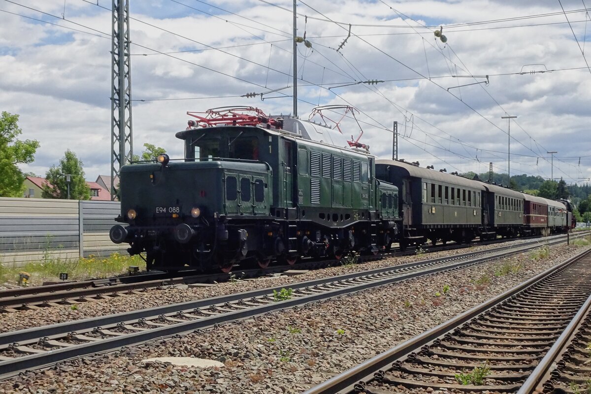 E94 088 steht am Schlüss eines Sonderzuges nach Ulm in Amstetten (Württemberg). Anlass war das 50.Jahresjubiläum der UEF.