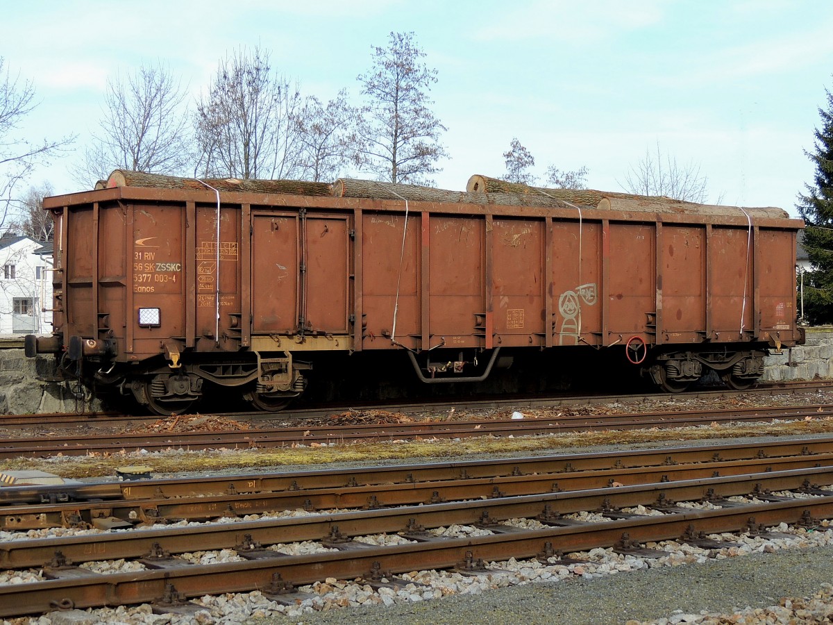 Eanos 3156(SK-ZSSKC)5377003-4 wartet mit Rundholzstämmen am Bhf. Ried auf seine Entladung; 140301