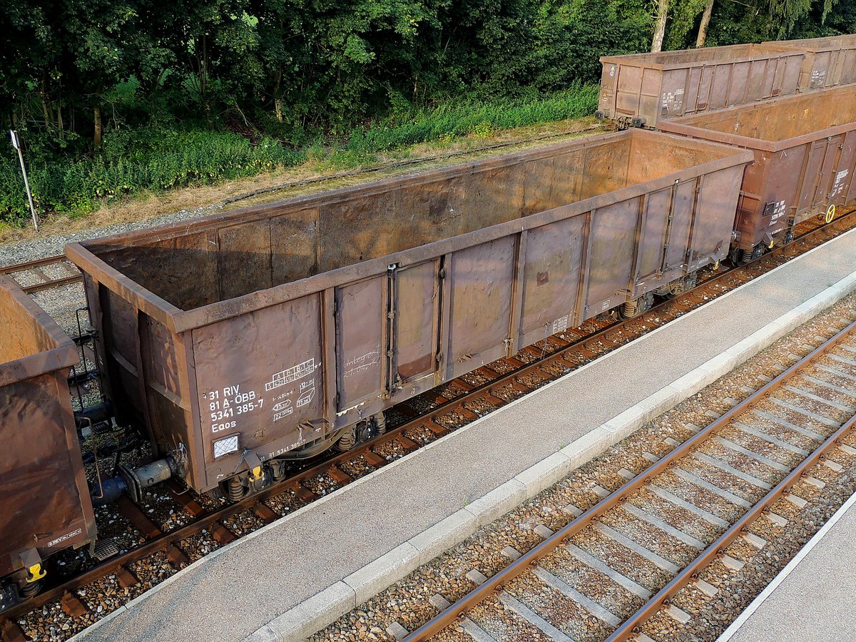 Eaos 31 81 5341 385-7 wartet mit weiteren  Kollegen  auf Befüllung, Bhf. Ried; 130719