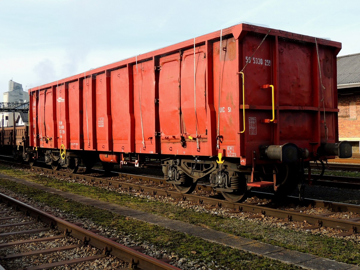 Eaos 3155(H-RCH)5330259-9 mit Schrott beladen, eingereiht in Gz75855 am Bhf. Ried; ;151211