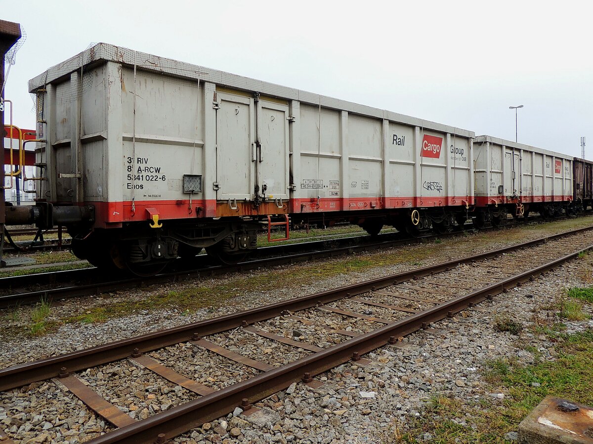 Eaos 37 81(A-RCW)5341 022-6, sowie ein weitere baugleicher Wagen stehen mit Schrott beladen, am Bhf. Ried; 211018