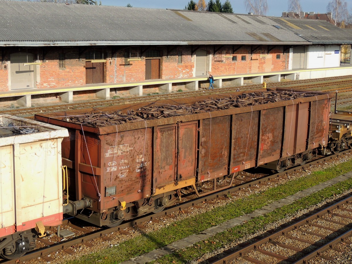 Eaos-x (31815358402-1), stehtvollbeladen mit Schrott am Bhf. Ried zur Abfahrt bereit; 141121