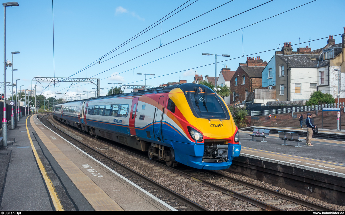 East Midlands Trains 222 003 durchfährt am 10. August 2017 ohne Halt den Bahnhof West Hampstead Thameslink.