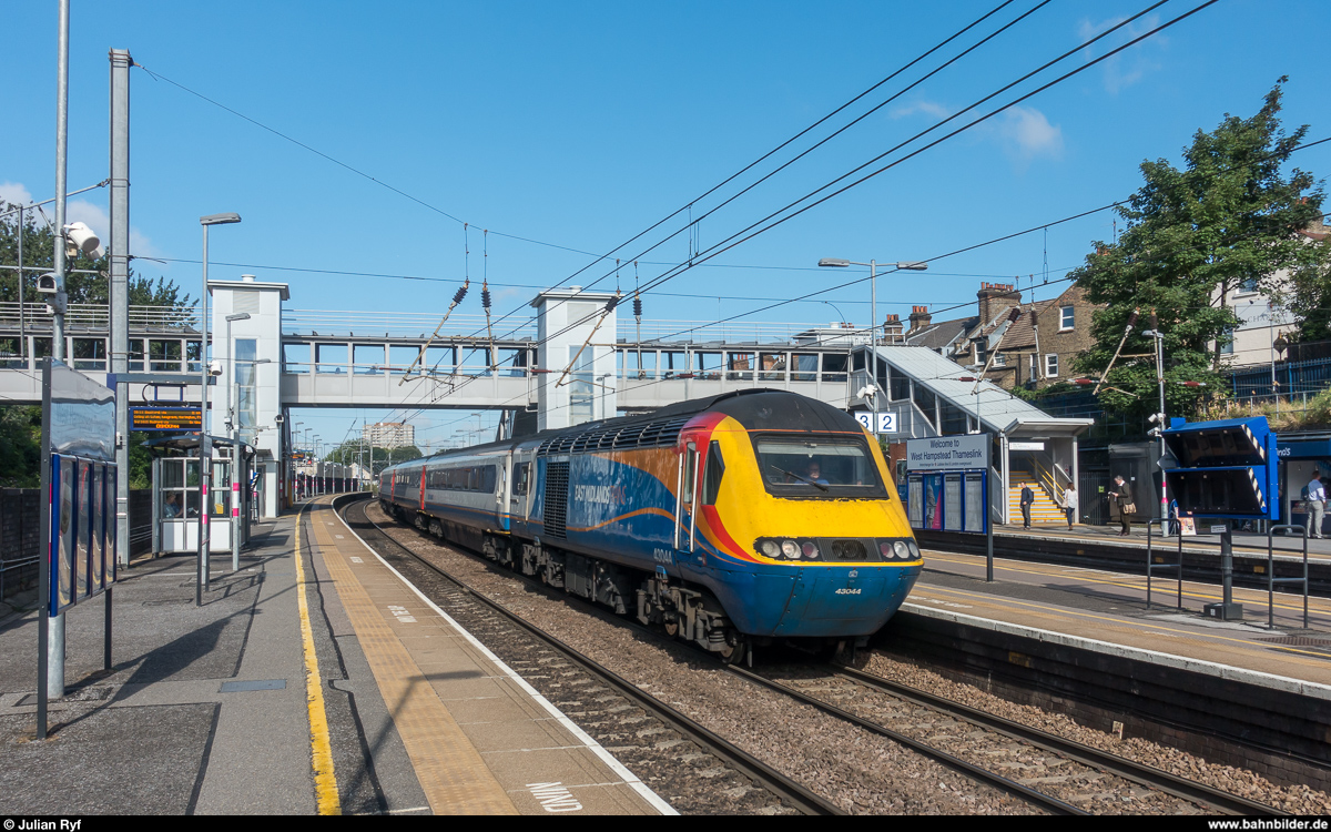East Midlands Trains HST mit Triebkopf 43 044 durchfährt am 10. August 2017 ohne Halt den Bahnhof West Hampstead Thameslink auf dem Weg von Nottingham nach London St. Pancras.