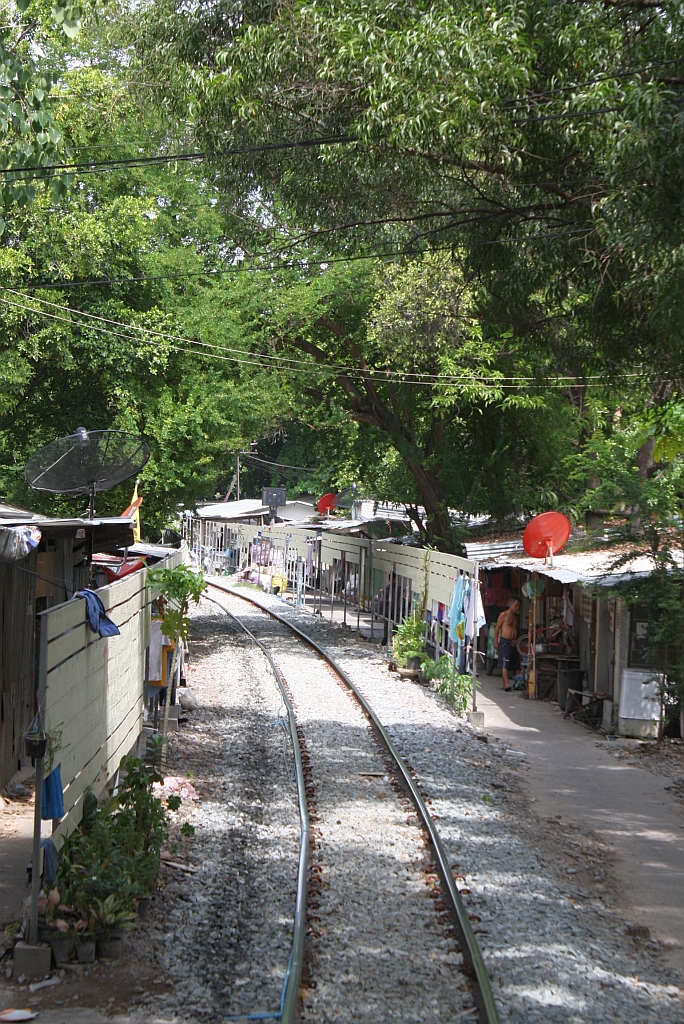 Eastern Line zwischen den Haltestellen Yommaraj und Uruphong in Blickrichtung Hua Lamphong beim Km 2,5 am 30.Mai 2013.