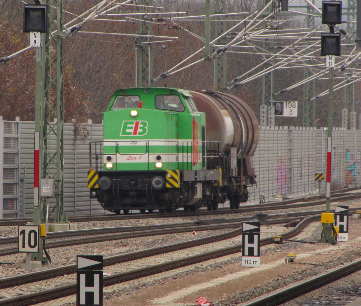 EB 20  Lisa 1  mit dem DGS 83861 von Meiningen nach Erfurt Ost, am 11.12.2013 in Erfurt Hbf. Dabei handelt es sich um einen leeren Kesselwagen, der zuvor Diesel an die Meininger Tankstelle gebracht hat.