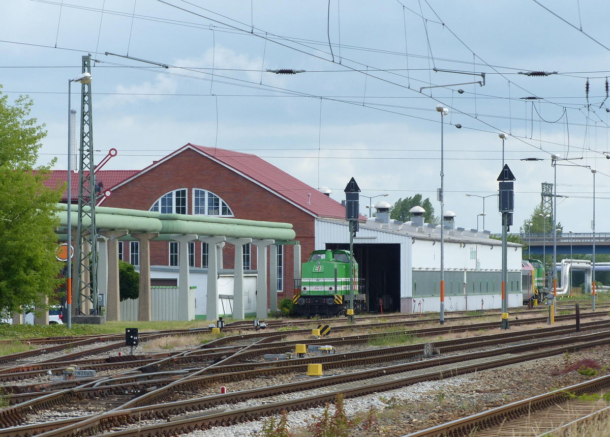 EB 22  Lisa 2  am 17.06.2017 beim pausieren am Bw der Erfurter Bahn in Erfurt Ost. Am anderen Ende steht die EB 20  Lisa 1  mit einem Triebwagen der HLB.