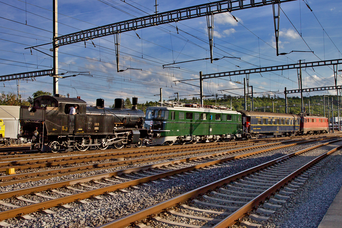 Eb 3/5 5819  Habersack  auf einer Rangierfahrt mit den beiden E-Loks Ae 6/6 11407  Aargau und der Ae 6/6 11455  Biel  und einem Pullman Wagen im Bahnhof Brugg.Bild Mai 2015
