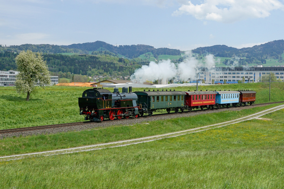 Eb 3/5 9 verlässt am 30.04.2016 Hinwil in Richtung Wetzikon.