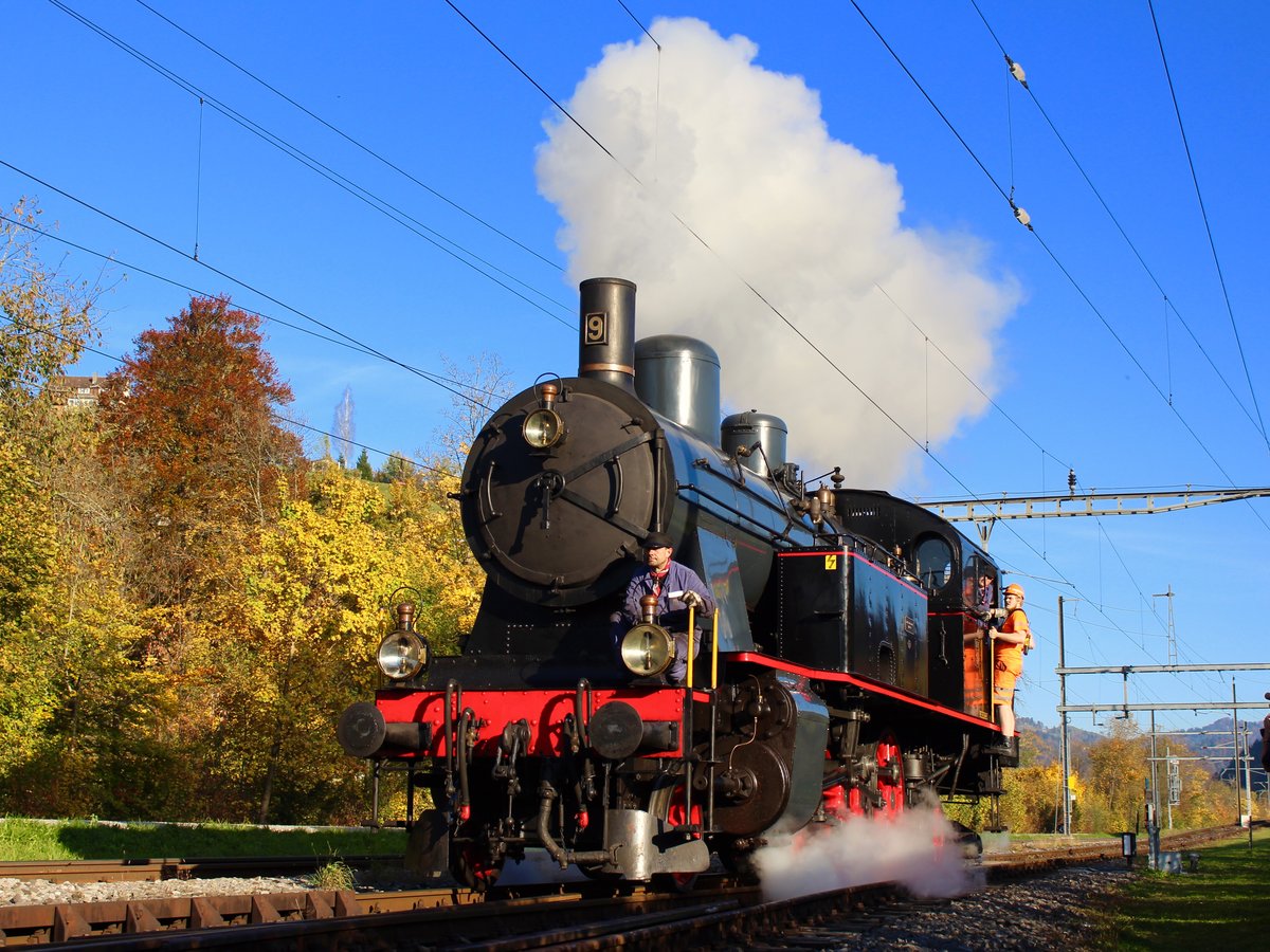 Eb 3/5 Nr. 9  Maffei  der DVZO am 14. Oktober 2017 unter blauem Himmel auf Rangierfahrt im Bf. Bauma.