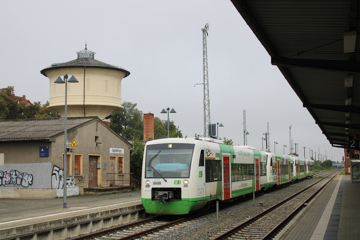 EB VT 010 (650 410) + VT 005 (650 405) als RB 80983 von Erfurt Hbf nach Saalfeld (S) und zwei weiterer 650er als RB 81197 von Erfurt Hbf nach Ilmenau, am 02.09.2023 in Arnstadt Hbf, wo auch die Zugteilung erfolgt.