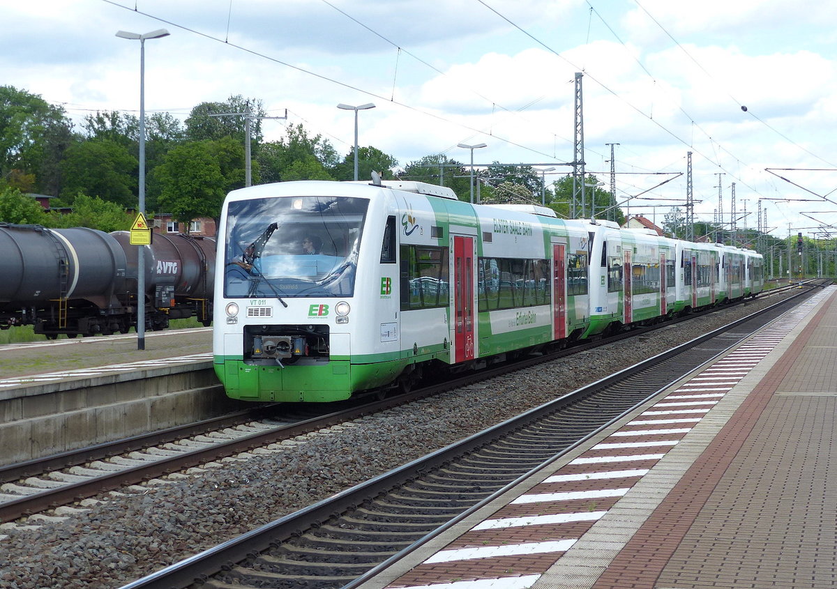 EB VT 011 + 4 weitere Triebzüge der BR 650 als EB 80995 (Erfurt Hbf - Saalfeld (S) und  STB 81209 (Erfurt Hbf - Ilmenau), am 29.05.2019 in Neudietendorf.