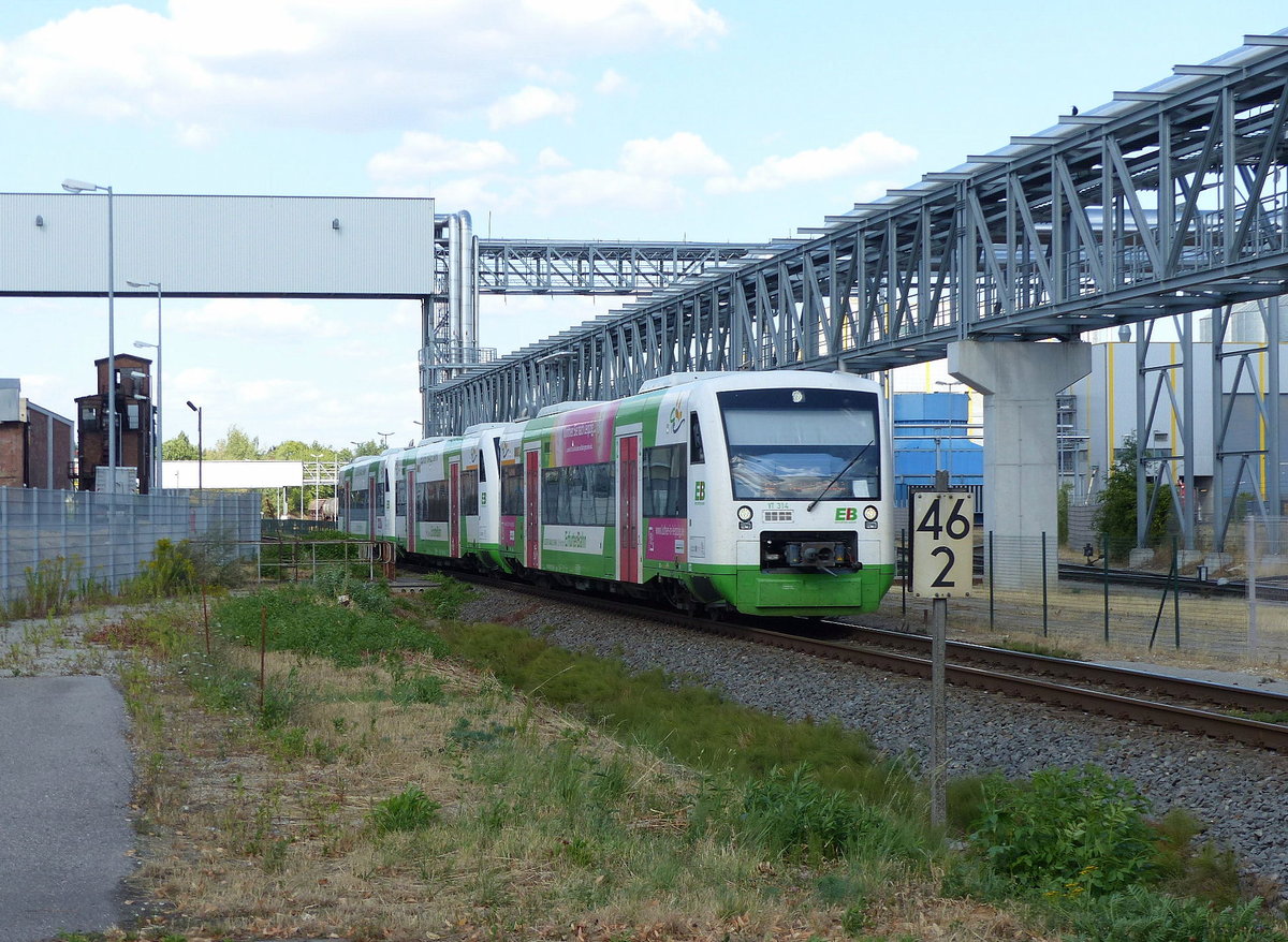 EB VT 314 und zwei weitere Triebwagen der Erfurter Bahn als EB 80857 von Leipzig Hbf nach Saalfeld, am 11.08.2018 am Südzucker Werk in Zeitz.