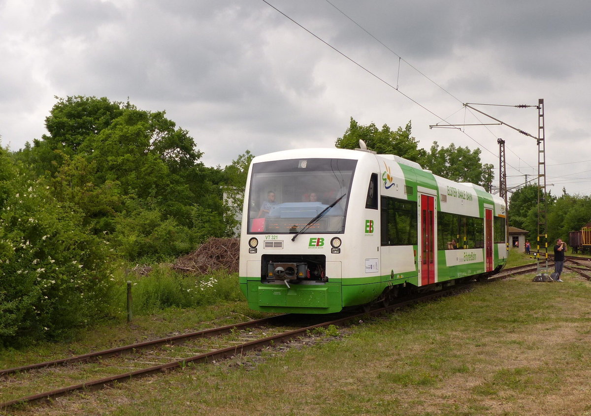 EB VT 321 pendelte als Sonderzug am 02.06.2018 zwischen dem Eisenbahnmuseum und dem Bahnhof Weimar, um Besucher zum dortigen Eisenbahnfest zu bringen.