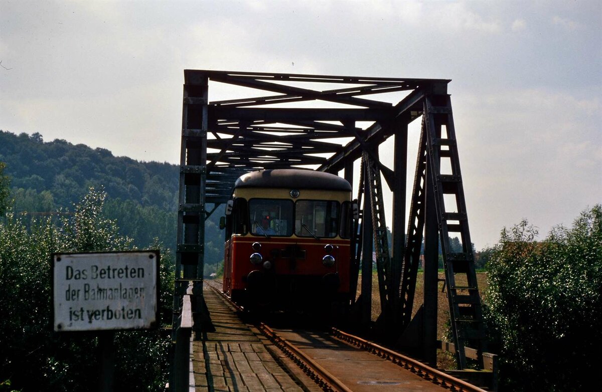 Eben diese Brücke der Unteren Kochertalbahn (WEG) über den Kocher faszinierte mich. Der Schienenbus schien auch nur die eine Lebensaufgabe zu haben, und das war: darüberzufahren! Die Begegnung von Brücke und Schienenbus fand am 27.08.1985 statt.