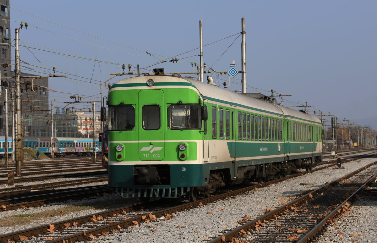 Ebenfalls abgestellt ein Triebwagen der Baureihe 711
Vor vielen Jahren verkehrten die grünen Triebwagen regelmäßig nach Graz. 
20.10.2017 in Ljubljiana.
