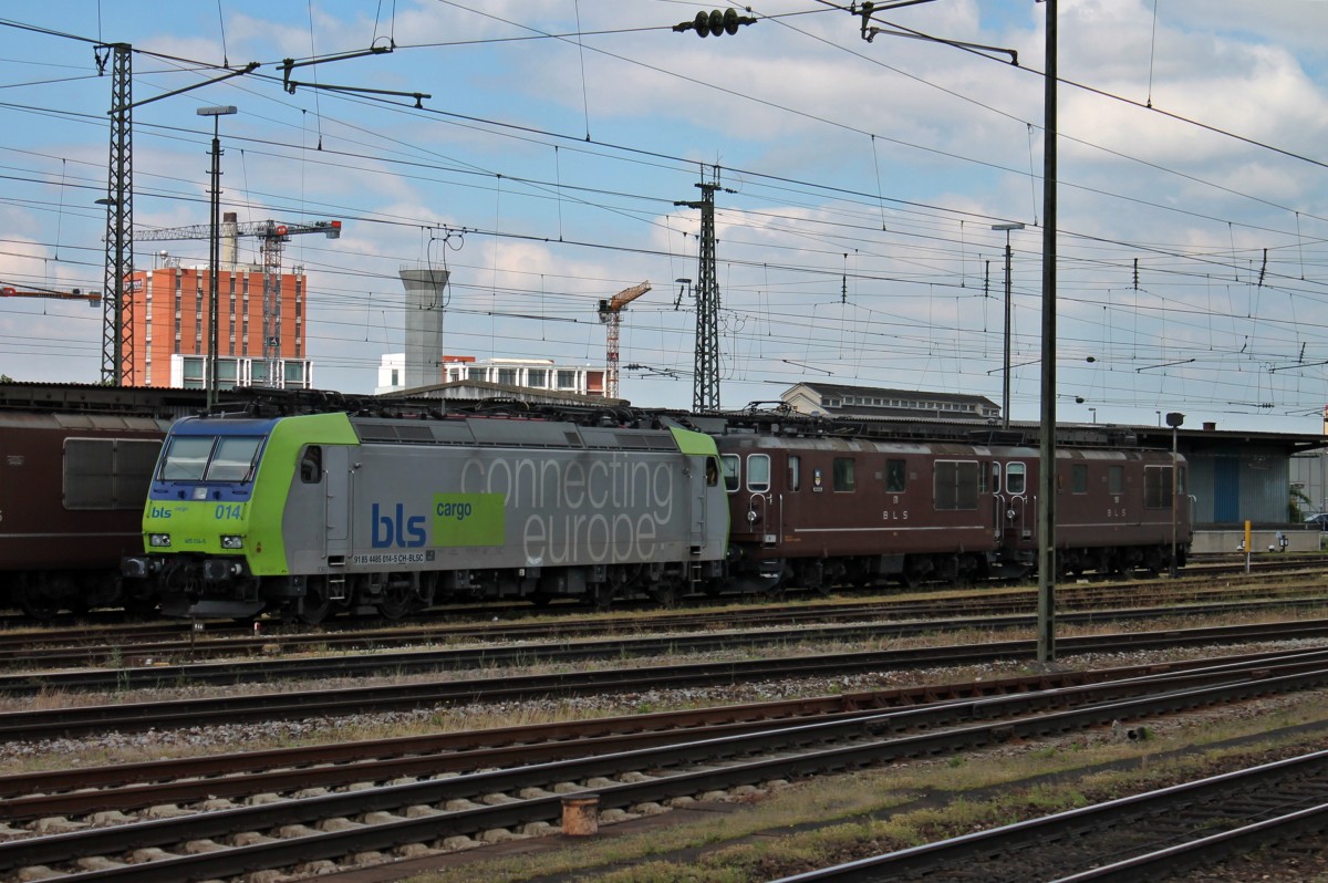 Ebenfalls am 04.05.2014 in Basel Bad Bf abgestellt, die Re 485 014-5 zusammen mit Re 425 171 und Re 425 190 von BLS Cargo und warten auf neue Einsätze.