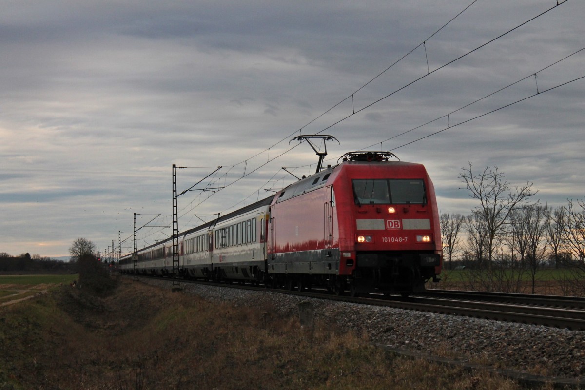 Ebenfalls am 06.01.2014, die Saubere 101 048-7 (REV/LDX/05.08.2013) mit dem EC 2 (Zürich HB - Kiel Hbf) in Hügelheim gen Freiburg. Gruß an den sehr netten Tf!