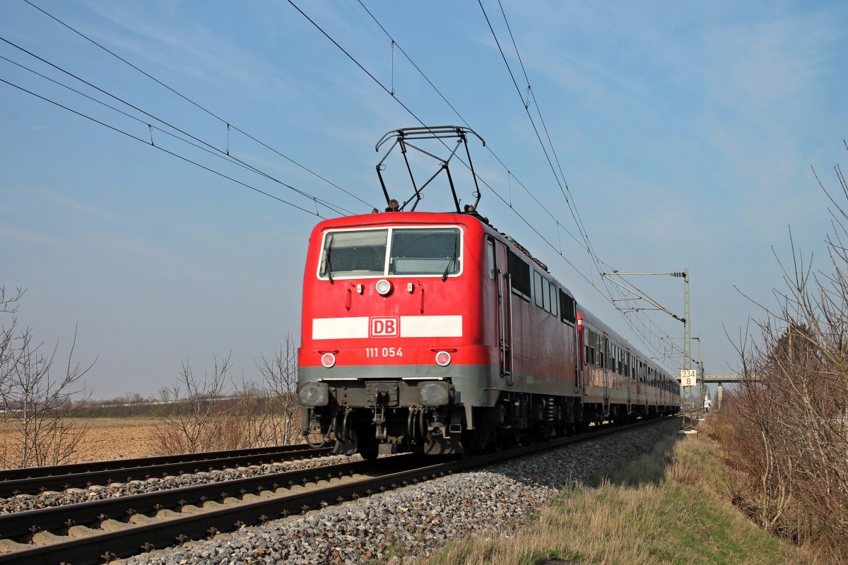 Ebenfalls am 08.03.2014 die 111 054 als Nachschuss mit einer RB aus Neuenburg (Baden) nach Freiburg (Brsg) Hbf nördlich von Müllheim (Baden).