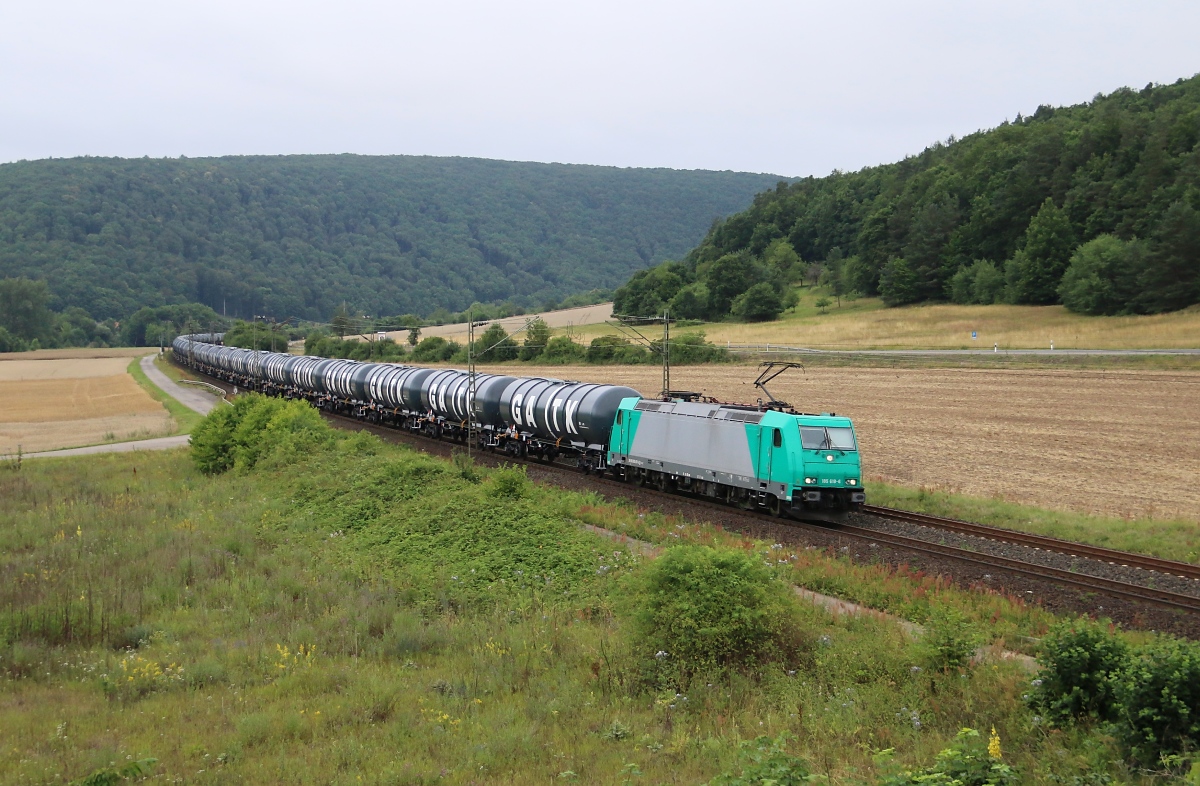 Ebenfalls am 10.07.2014 Richtung Süden unterwegs; die 185 618-6 mit einem GATX-Kesselwagen Ganzzug. Aufgenommen bei Harrbach.