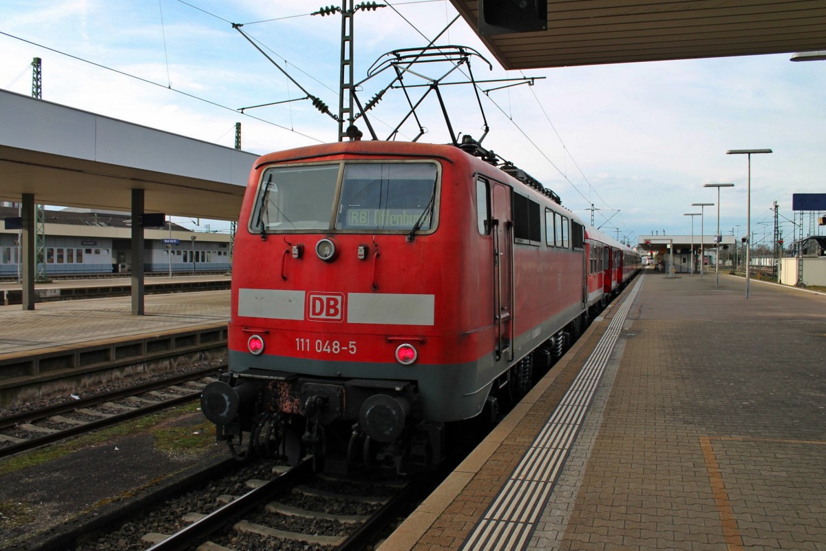 Ebenfalls am 25.02.2014 in Basel Bad Bf, die Freiburger 111 048-5 mit der RB 26574 (Basel Bad Bf - Offenburg) auf Gleis 10 und wartet auf die Ausfahrt in Richtung Norden.