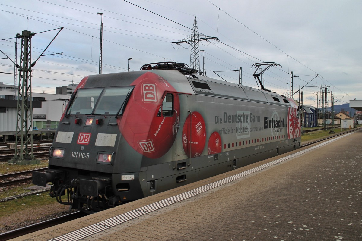 Ebenfalls am 27.02.2014, die Hamburger 101 110-5  Eintracht Frankfurt  als Tfzf aus Basel SBB bei der Ankunft auf Gleis 11 in Basel Bad Bf. Sie brachte kurz zuvor den EC 9 (Hamburg-Altona - Zürich HB) nach Basel SBB und wird nun neben dem ICE Werk abgestellt, damit sie am Abend den CNL 458 nach Berlin bespannen kann.