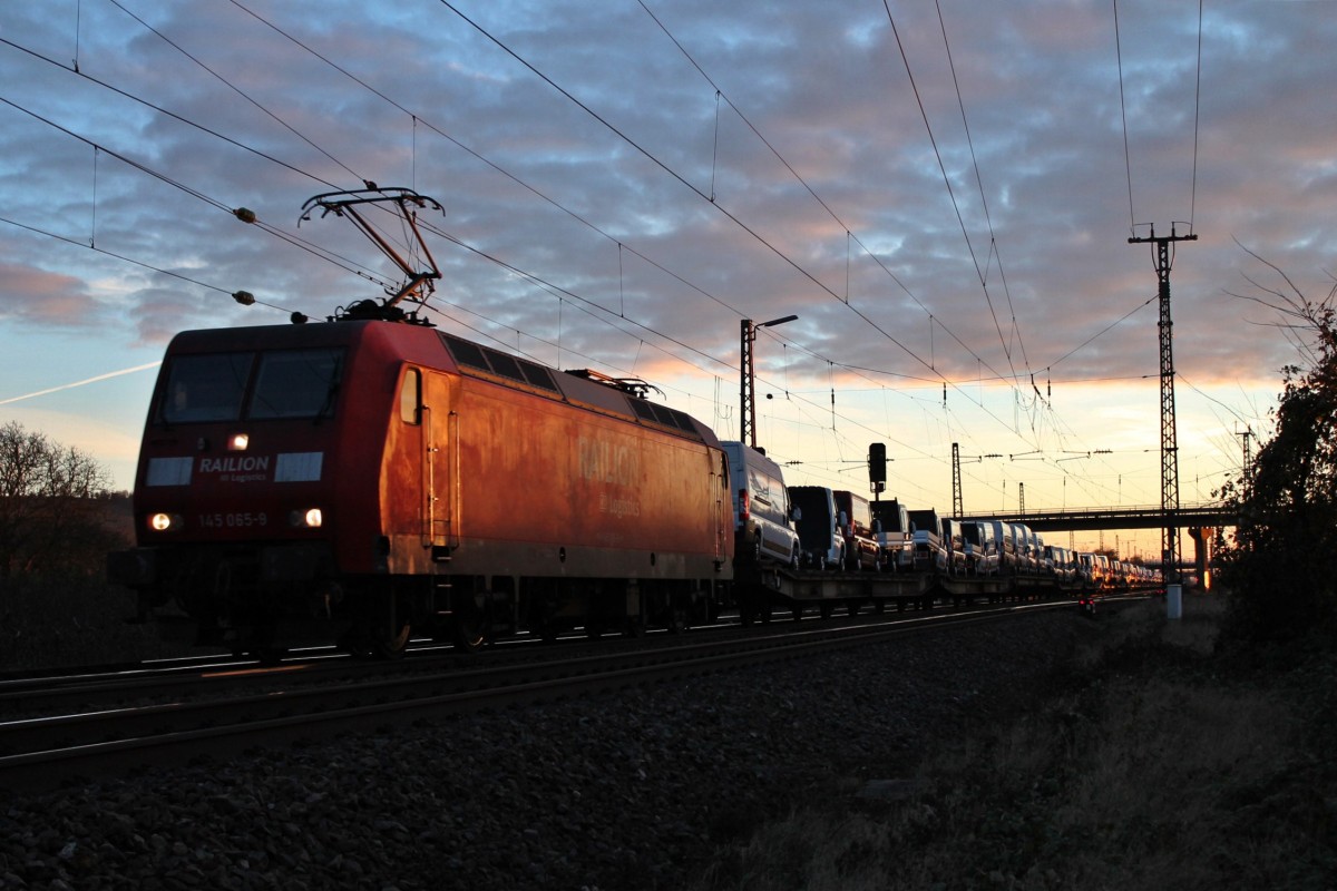 Ebenfalls am Abend des 07.12.2013, die Seddiner 145 065-9 mit dem Lahrer Autozug, bestehend aus verschieden Fiat Ducato Varianten, bei der Durchfahrt in Müllheim (Baden) gen Freiburg.