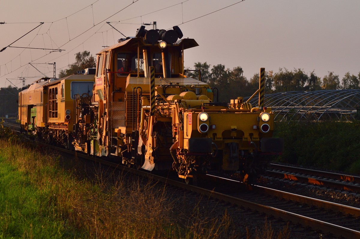 Ebenfalls am Abend des 10.10.2015 kommt ein Gleisbauzug auf den Fotografen zugefahren. Vorne eine Schotterprofiliergerät und dahinter die Stopfmaschine.
Aufgenommen in Kaarst Broicherseite.