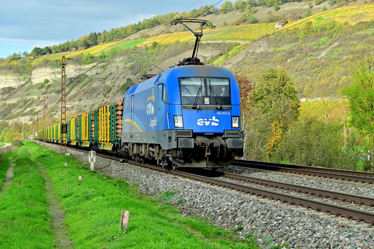 Ebenfalls am Dienstag den 1.11.2022 kommt die 182 912 mit einem Stammholzzug gen Würzburg durch Thüngersheim gefahren.
