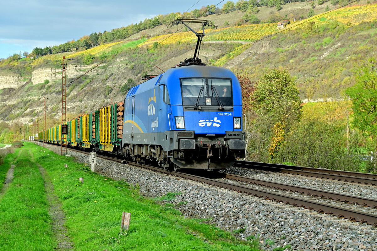 Ebenfalls am Dienstag den 1.11.2022 kommt die 182 912 mit einem Stammholzzug gen Würzburg durch Thüngersheim gefahren.
