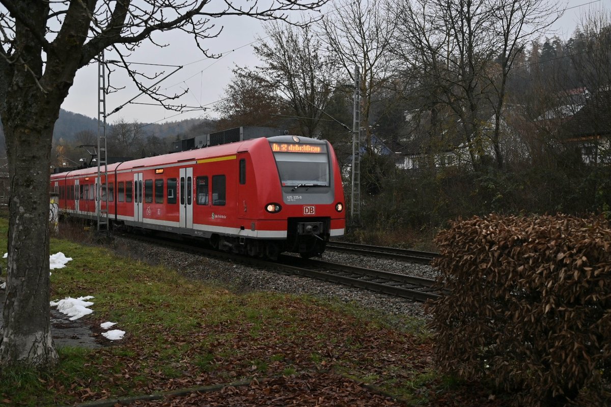 Ebenfalls am heutigen Donnerstag kam einer der beiden gestrickten Ludwigshafener Quietschies vor mein Objektiv. Es handelt sich um ďie Komposition aus 425 225 und dem 425 727 die auf der S2 nach Mosbach fuhren. 10. 12.2020