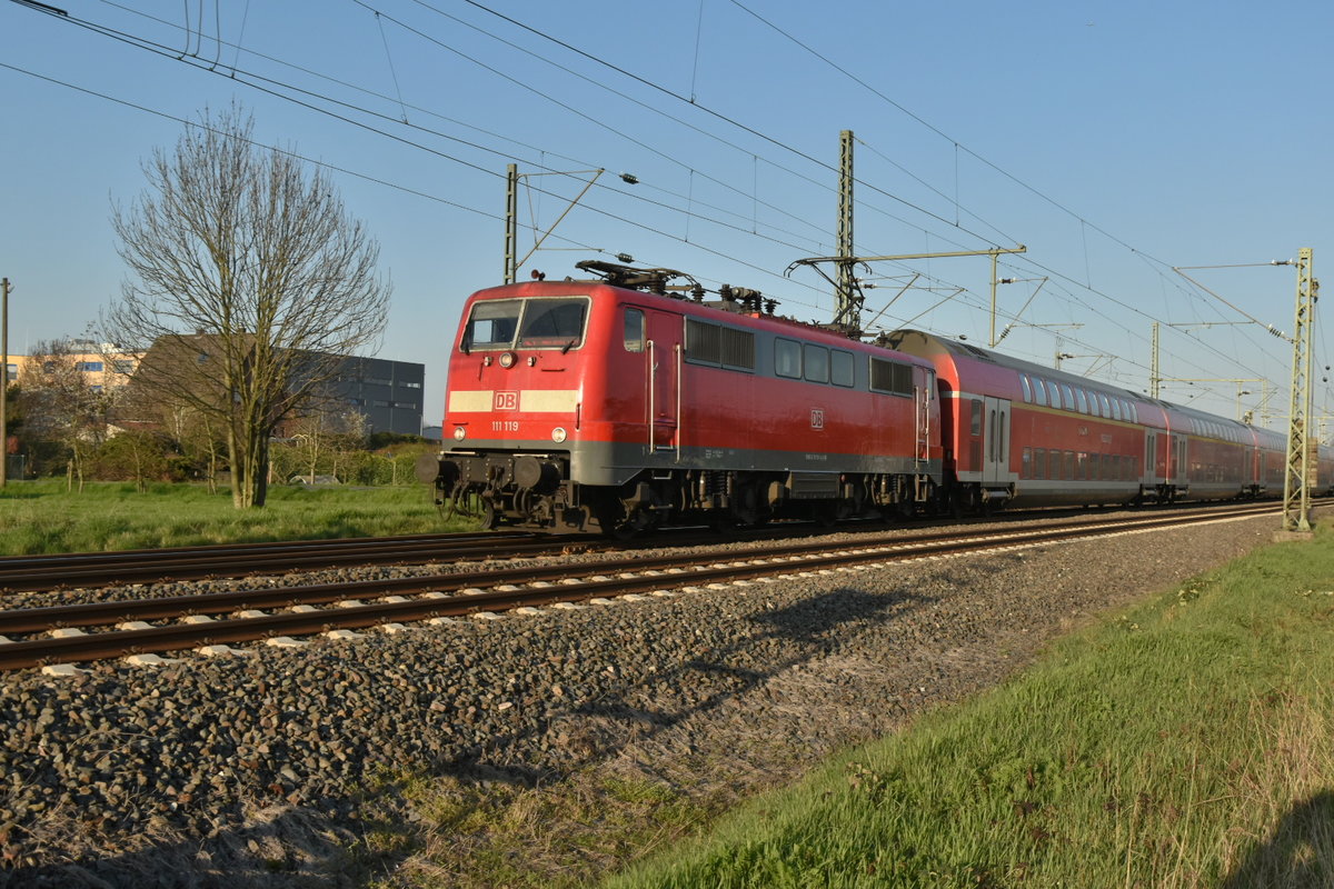 Ebenfalls am Montag den 1. April 2019 kommt die 111 119 mit einem RE 4 nach Aachen durch Kleinenbroich.